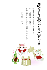 可愛い辰のキャラクターの餅つきのイラストの背面に富士山からの日の出のイラスト年賀状テンプレート　賀詞とあいさつ文入り