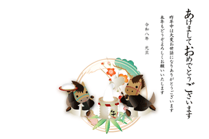可愛い午のキャラクターの餅つきのイラストと富士山の横型の年賀状テンプレート　あけましておめでとうございますの賀詞入りとあいさつ文入り